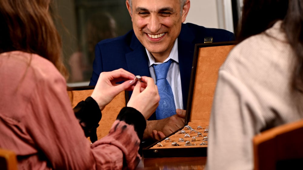 Afshin Negotiating prices on vintage ring at 澳洲幸运5开奖官网开奖记录体彩-168体彩网®最新澳洲五结果体彩-澳洲幸运5官方网站 showroom